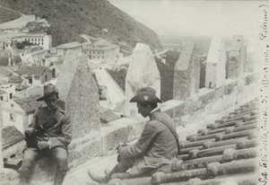 Dos soldados fotografiados en el techo de la iglesia de Monreale, 1910 de Italian Photographer